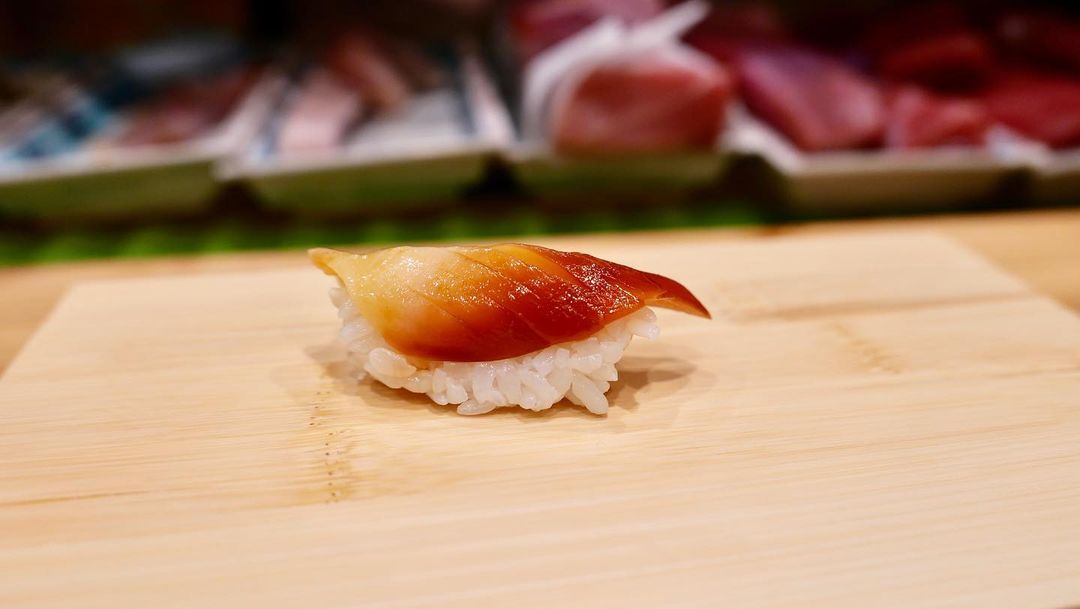 Clam nigiri